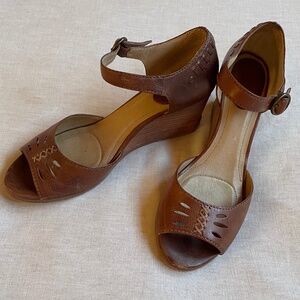 "Dierdre X Stitch" Sandals by FRYE | Size 7.5